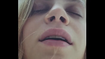 Larisa se joaca la webcam cu partenerul ei futacios