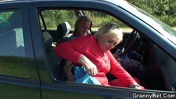 Sex anal cu Cosmin care fute foarte tare in pizda o fata virgina de 19 ani