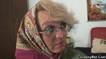 Se imbraca in rosu de anul nou si se fute ca o nebuna