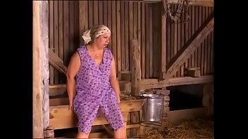 Blonda frumoasa si foarte rea isi face treaba perfect cu pula acesta mare