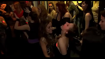 Se gadila singura la pizda pana la orgasme apoi se fute cu unu foarte dotat