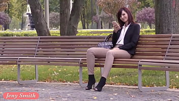 Pizda suspendata biciuita si fututa in cur