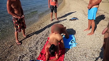 Pustoaica ce face gimnastica si se fute cu antrenorul ce are ditamai pulocul sex pe plaja