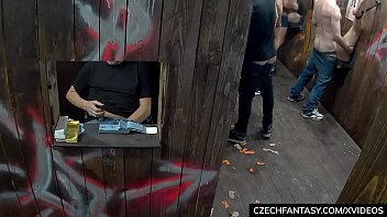 Mama ii baga degetele in pizda ficei sa o reguleze si dupa este linsa si ea in pizda
