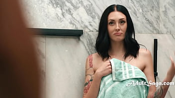 Domnisoara cu tate mari primeste pula in cur iese de la dus si are pofta de sex