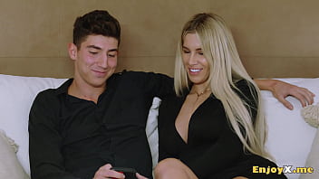 Sex pe plaja cu o pizda exotica xxx cu ema karter si un tanar amator