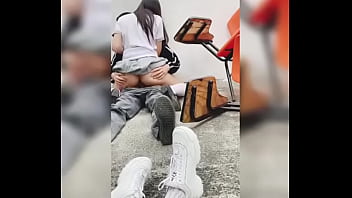 Filmează când prietena ei îi suge pula unui student la facultate, și se fute și ele