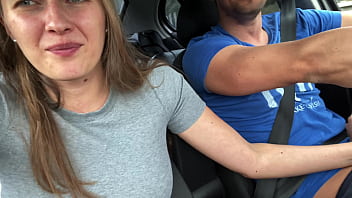Pizda cu floci se fute bine ii face o miei frumoasa in masina xxl