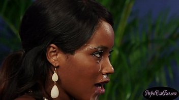 Filme porno cu negrese sugare de pula stropita pe fata cu sperma