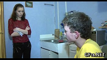 Lesbienele tinere se fut toata ziua cu un dildou mare mov