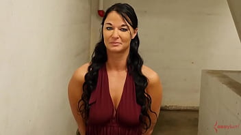 Linda milfa exotica cu fund bombat care joaca in porno romanesc sex cu femei jucause cu partenerul in pat