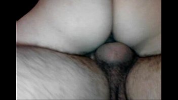 Acest tanar cu pula sculata ramane uimit cand o vede pe mama lui foarte excitata