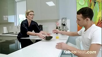 Ia In Cur O Pula Mare xxx futai cu mama vitrega la butarie