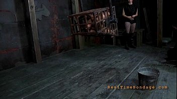 Are pizda stramta si intra pula frumos in ea
