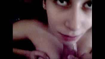 Ii pune pula intre sanii si o pune sa o suga inainte sa ii dea muie - filme porno romanesti