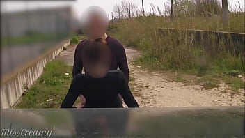 Profesoara își roagă elevul să se fută afară, pe capota mașinii
