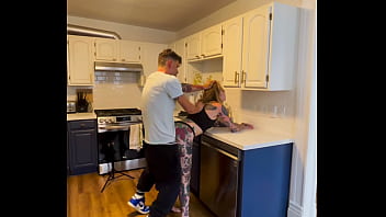 Lola vrea sa simta toata pula in pizda ei xxx futai in bucatarie cu o escorta blonda tunata
