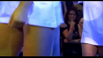 Trebuie sa faca fata la doi barbati cu pula mare aceasta tarfa misto