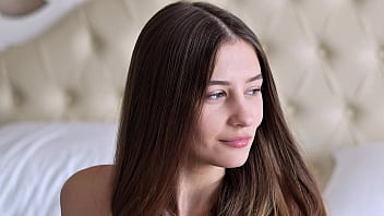 Pizdă brunetă combină seducția și talentul în futai, transformând acest film porno într-o operă de artă