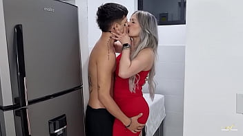 Asa se suge pula cu adancime pe beregatile ei xxl
