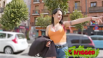 Romanca sonya se joaca cu pizda sex cu bruneta la interviu