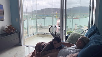 Dubla penetrare cu o tarfa bruneta