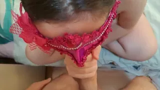 Bruneta cu masca de carnaval suge pula bine