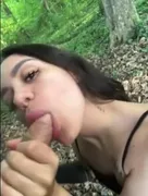 Bruneta draguta suge pula in padure