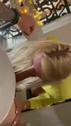 Blonda superba suge pula pe balcon